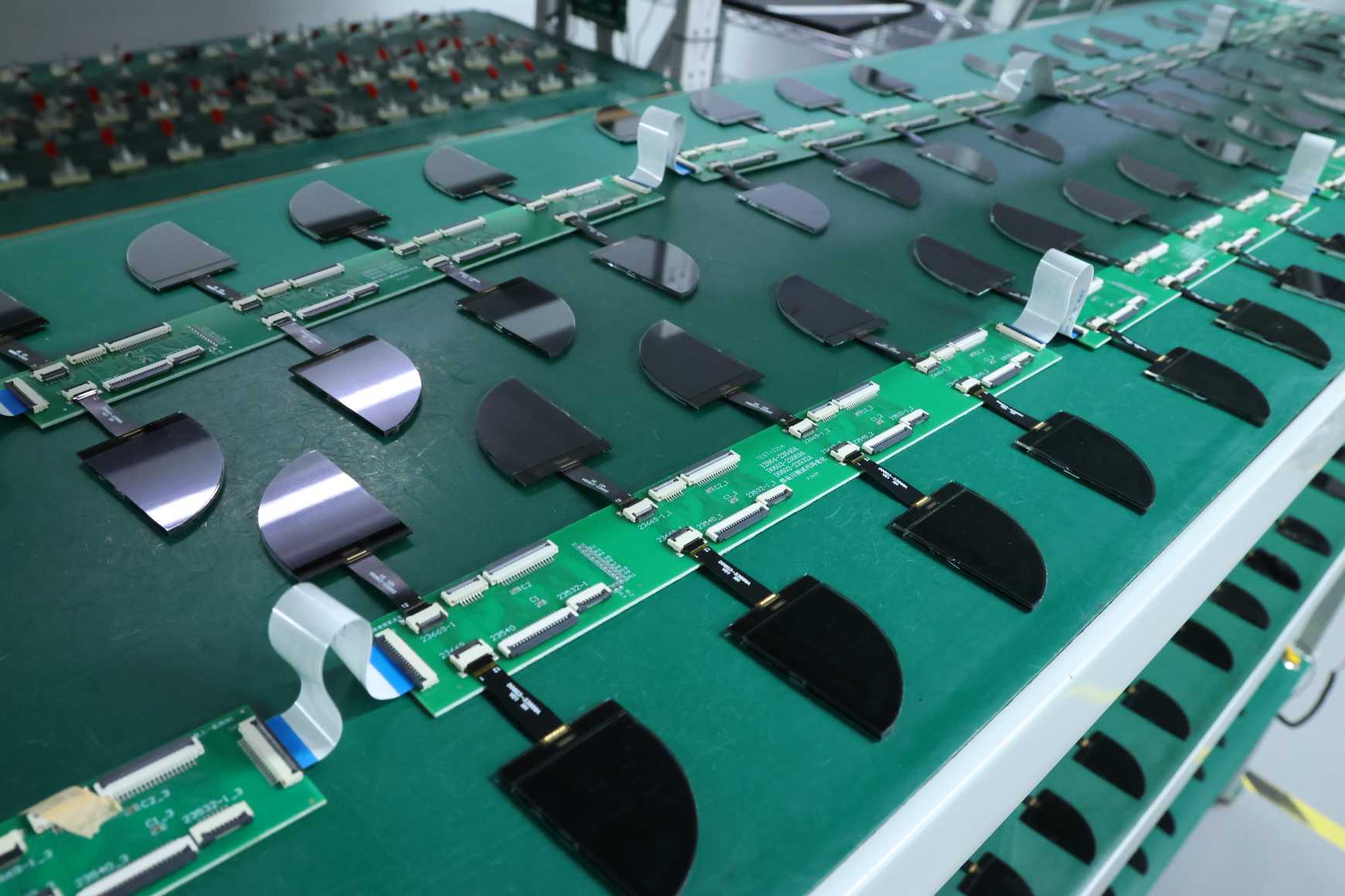 التكامل بين الصناعات لتقنيات العرض يحفز سوقًا تبلغ قيمتها مائة مليار دولار، ويتسابق مصنعو شاشات الكريستال السائل الصينيون للاستيلاء على مسار التخصيص