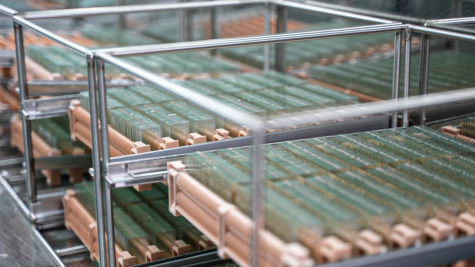 تشتد المنافسة في مجال شاشات العرض الصغيرة والمتوسطة الحجم، ويستفيد مصنعو شاشات الكريستال السائل الصينيون من التخصيص للاستحواذ على الأسواق العالمية