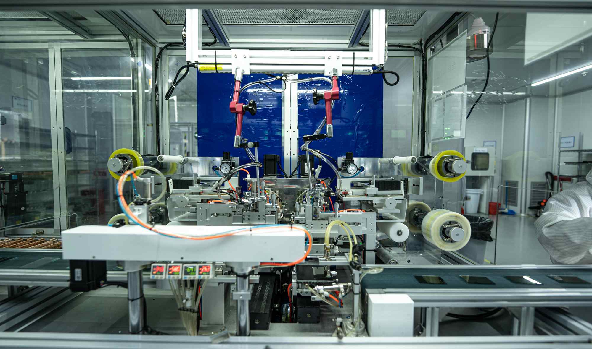 المحاذاة الدقيقة وتجميع الخلايا: تحليل عمليات طلاء PI والفرك في تصنيع شاشات الكريستال السائل